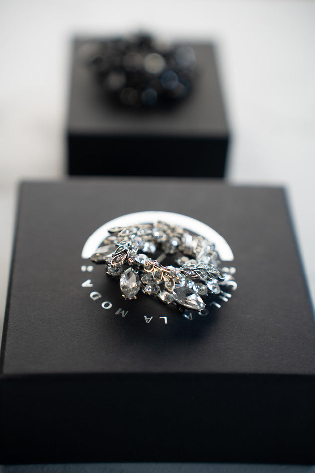 BROCHE COURONNE DE FLEURS
