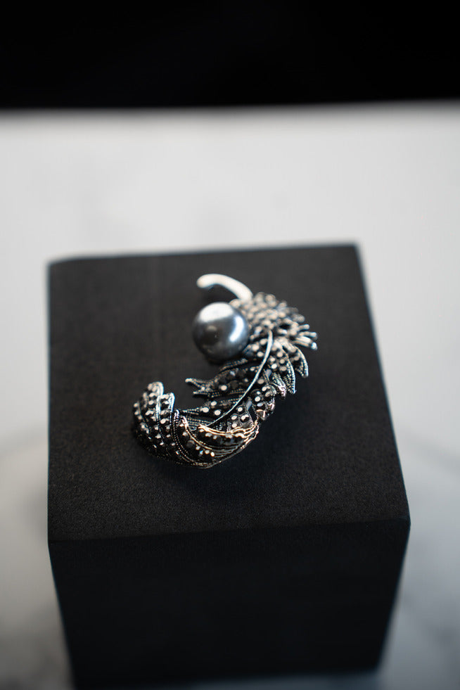 BROCHE PLUME PERLÉE